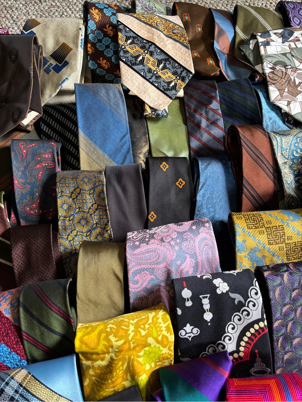 Assortment of 35 plus ties. Many are silk. Both Classic and Vintage styles. - Picture 3 of 4